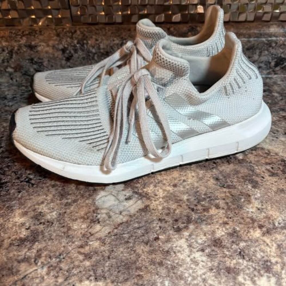 Adidas swift run women’s grey & white sneakers shoes running sz 9.5 nice